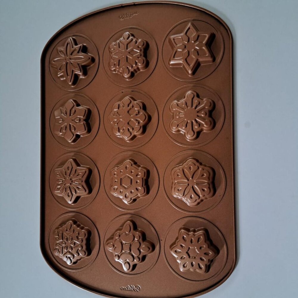 Wilton  Snowflake Winter Cookie Mold Pan Non Stick 12 Cavity Frozen holiday
